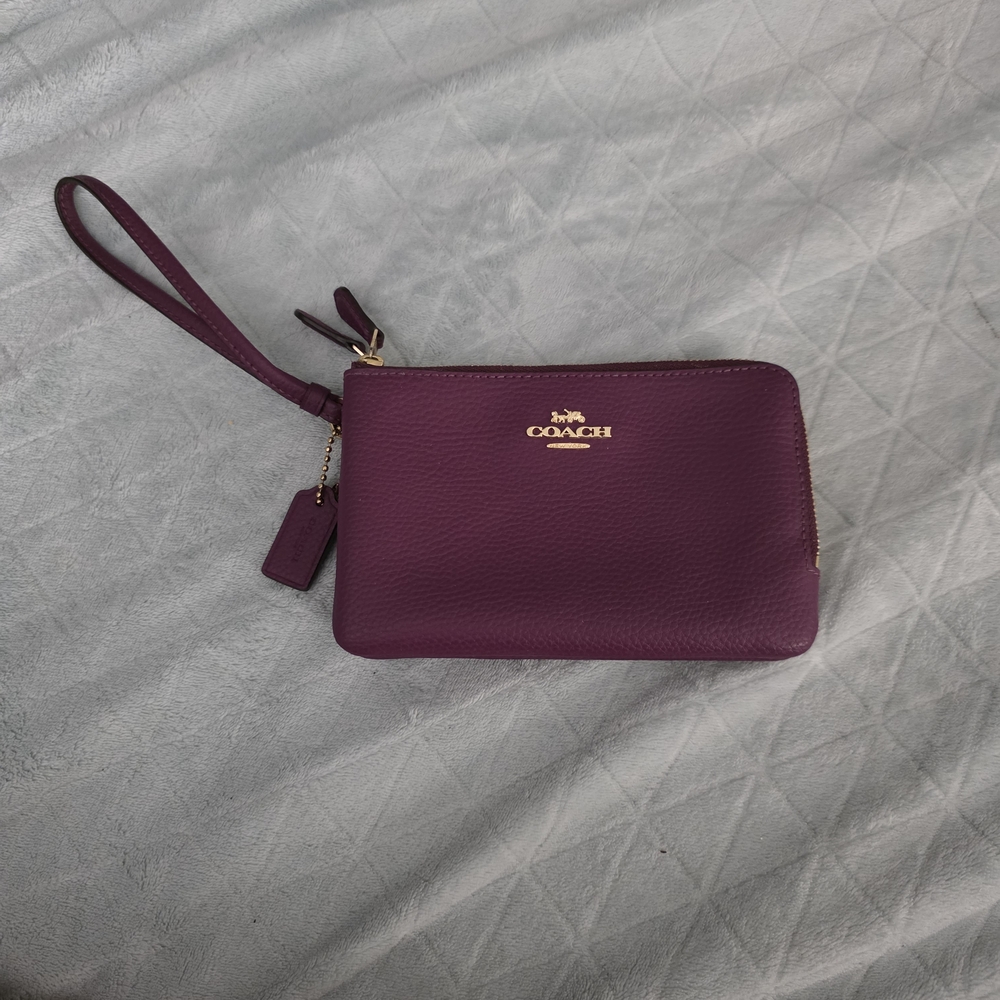 Coach Double Corner Zip Wristlet  Pebbled Leather Purple Gold Logo F87590